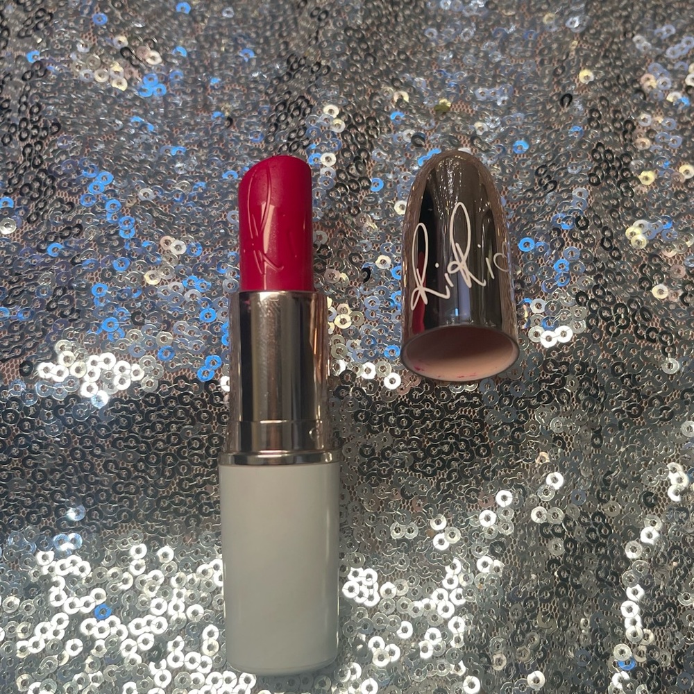 MAC cosmetics x Rihanna LIMITED EDITION lip stick. Retro Matte Riri woo.